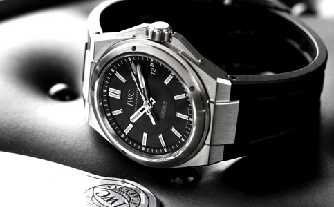 萬國官網(wǎng)客服電話（萬國表帶掉色的原因分析）